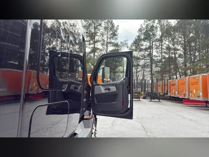 2021 Freightliner Cascadia 126