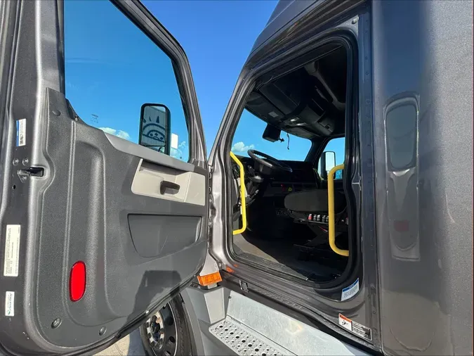 2021 Freightliner Cascadia 126e225efa4acb45d980c7a0fa00f9bb5e0