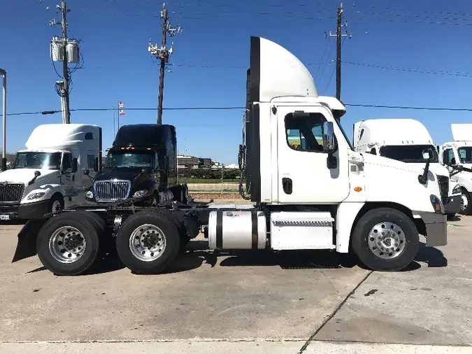 2017 Freightliner X12564ST