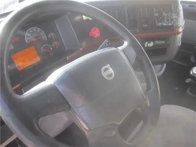 2011 VOLVO VNL64T670