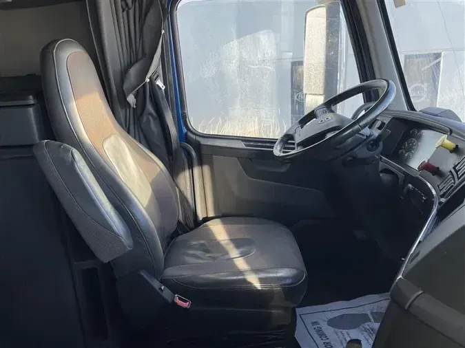 2021 VOLVO VNL760