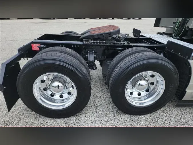 2022 VOLVO VNL760