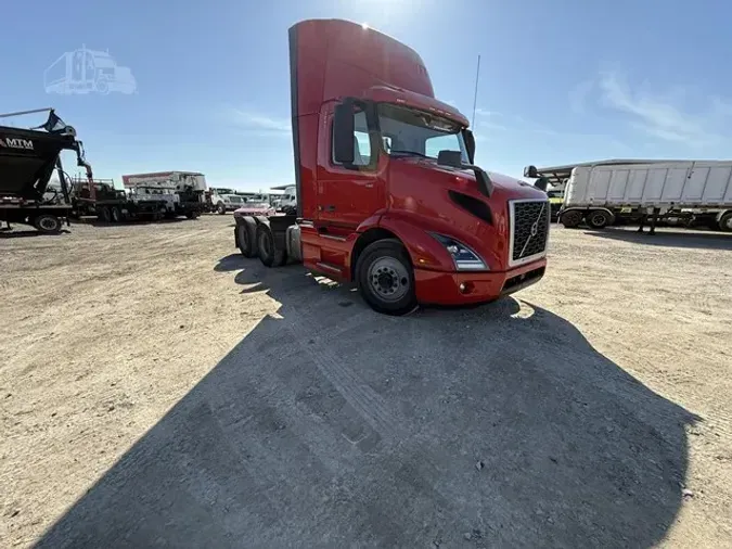 2020 VOLVO VNR64T300