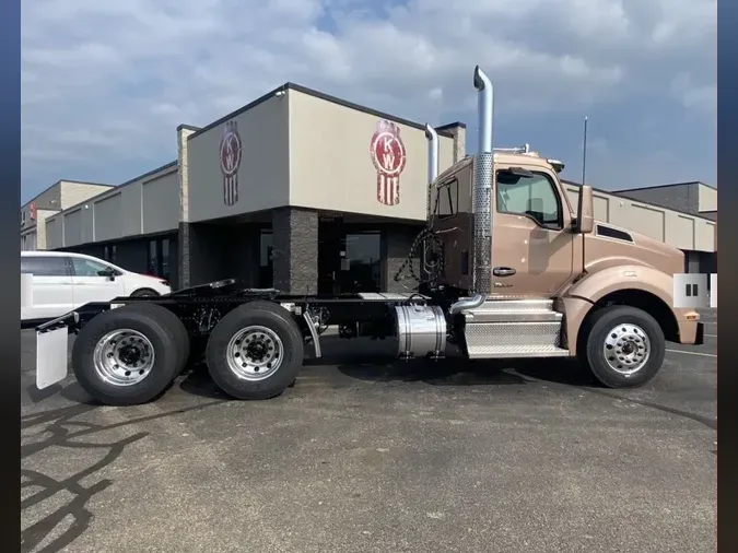 2025 Kenworth T880