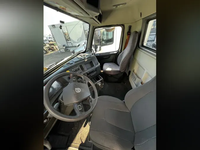 2018 VOLVO VNL64T-300