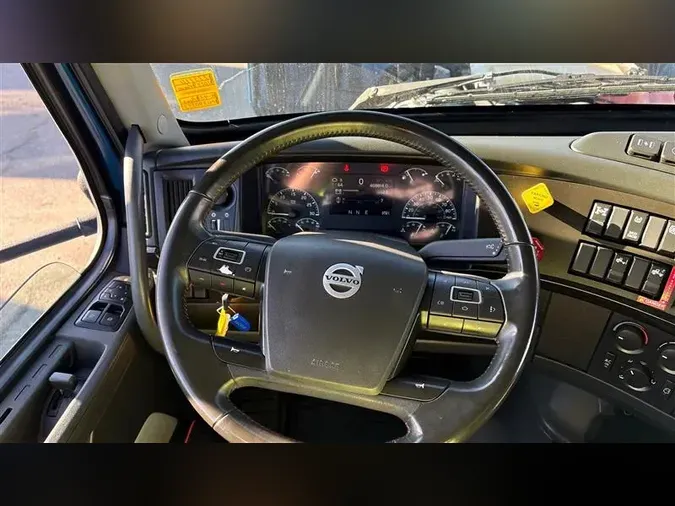 2023 VOLVO VNL760