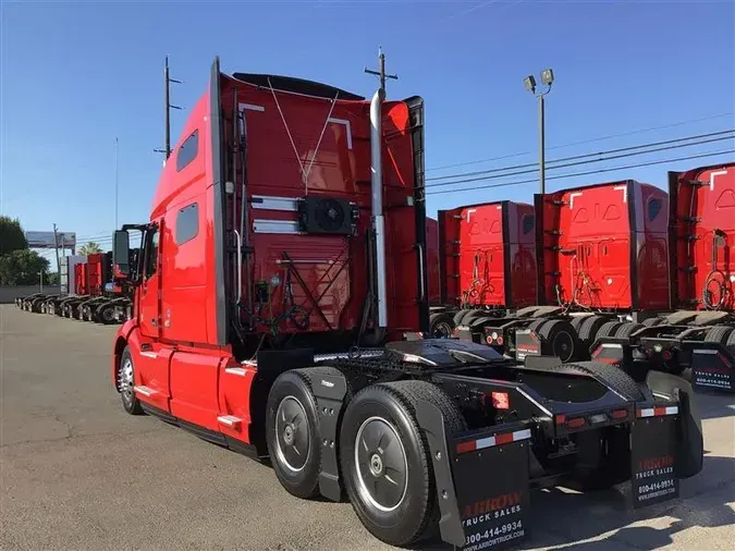 2021 VOLVO VNL760