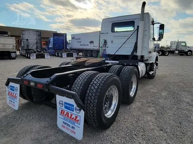 2014 VOLVO VNM64T200