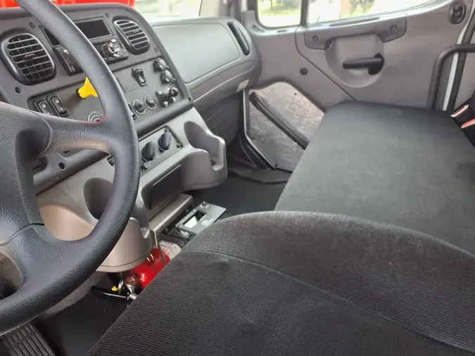 2018 FREIGHTLINER M2 106