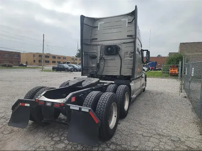 2021 VOLVO VNL760