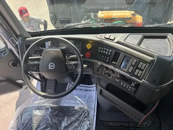 2023 VOLVO VNL64T860