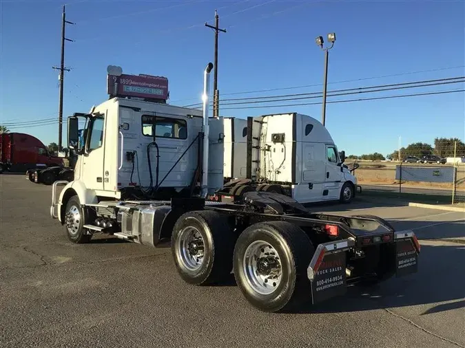 2022 VOLVO VNR300