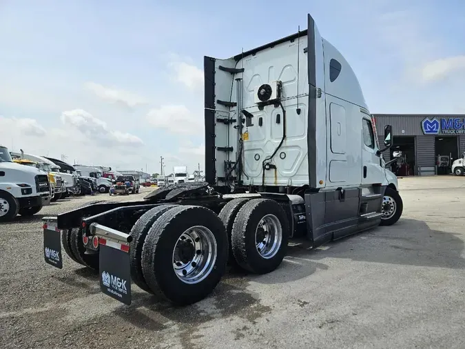 2021 FREIGHTLINER CASCADIA CA126