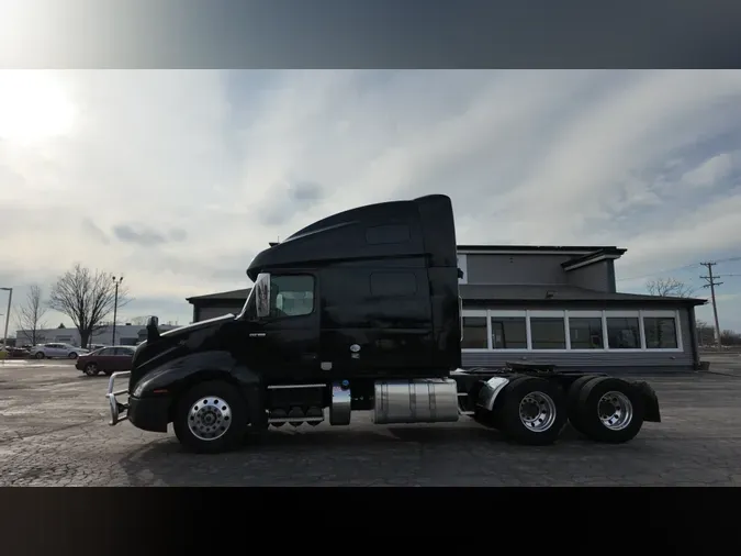 2019 VOLVO VNL64T760