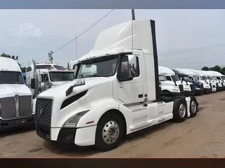 2019 VOLVO VNR64T300