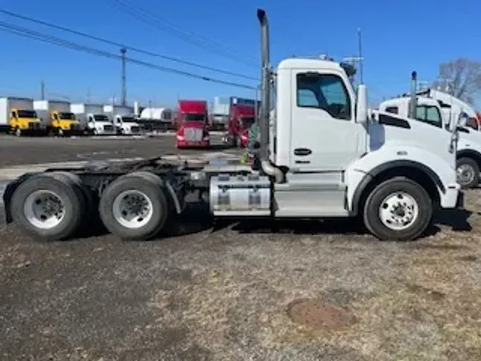 2023 Kenworth T880