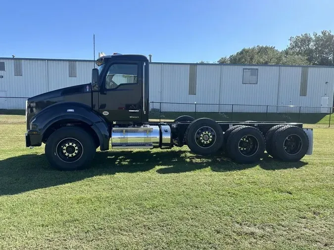 2025 Kenworth T880