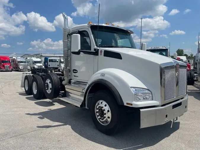 2025 Kenworth T880