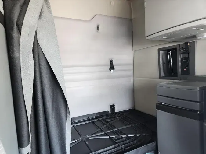 2019 VOLVO VNR64T640