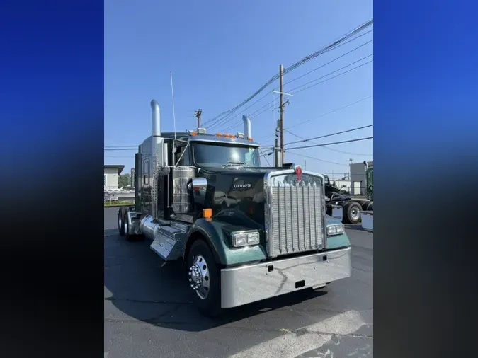 2025 Kenworth W900