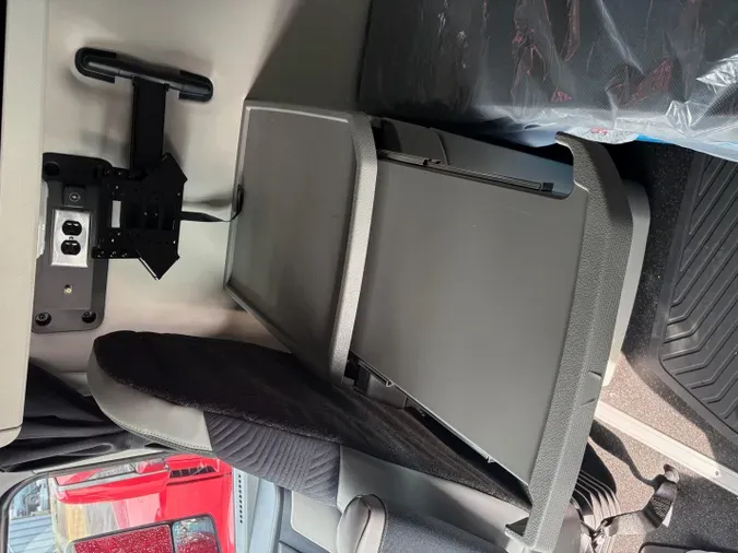 2027 VOLVO TRUCK VNL64TV04