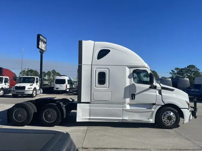 2021 Freightliner Cascadia 126