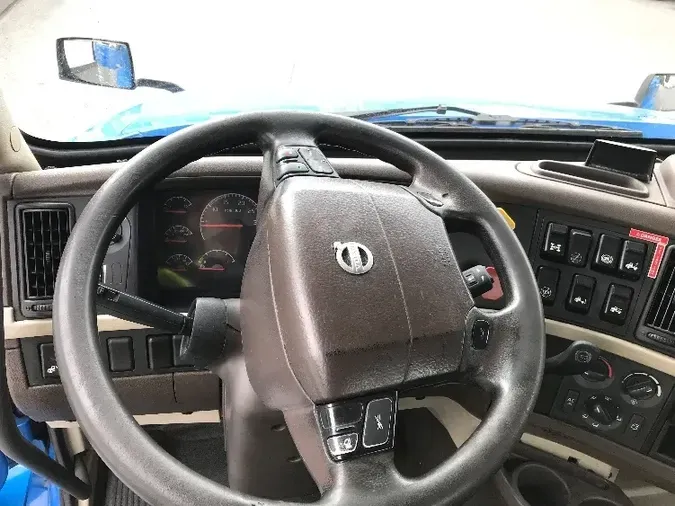 2017 VOLVO VNL64300