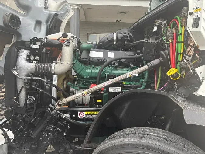2022 VOLVO VNL64T860