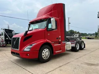 2025 VOLVO VNR64T300