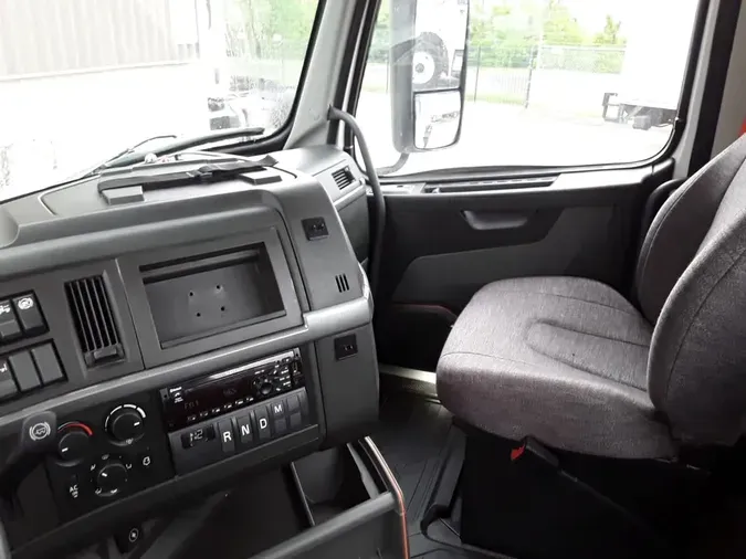 2019 VOLVO VNL64T-300