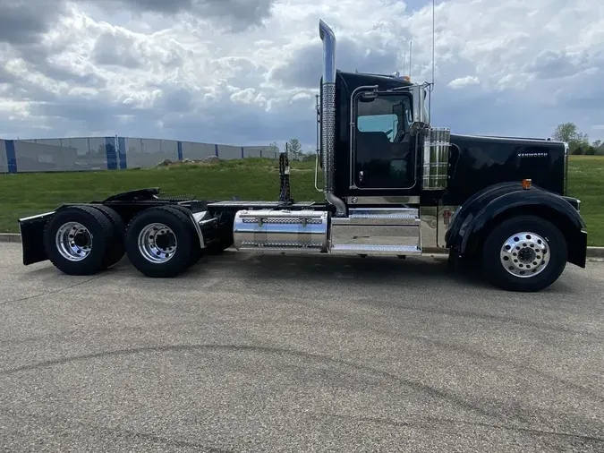 2025 Kenworth W900