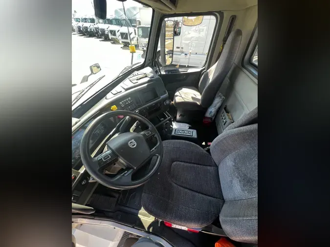 2019 VOLVO VNL64T-300
