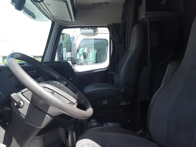2020 VOLVO VNR64T-640