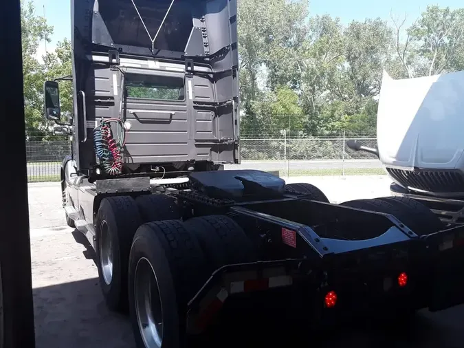 2019 VOLVO VNL64T-300