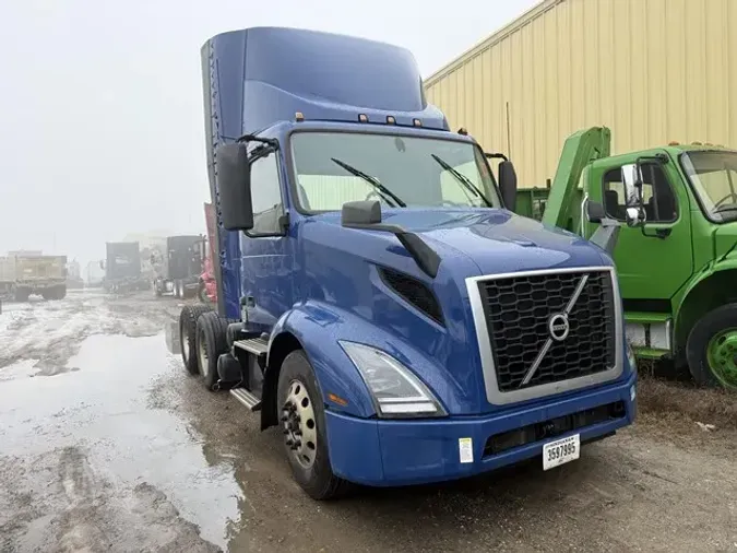 2021 VOLVO VNR64T300