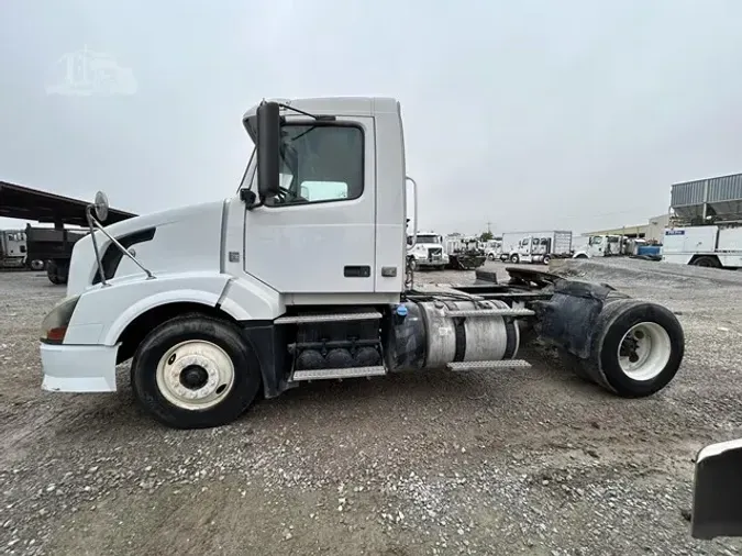 2011 VOLVO VNL42T300