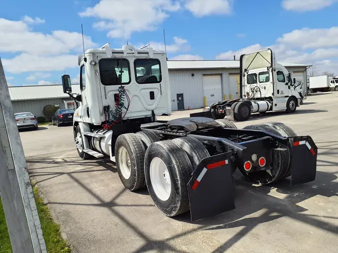 2017 FREIGHTLINER/MERCEDES CASCADIA 113