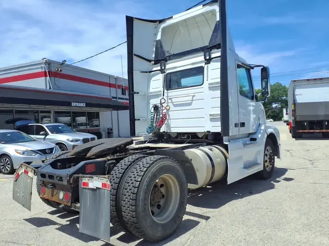 2017 VOLVO VNL42T 300