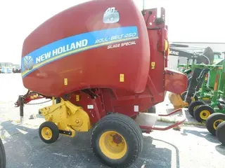 2015 New Holland Rollbelt 450