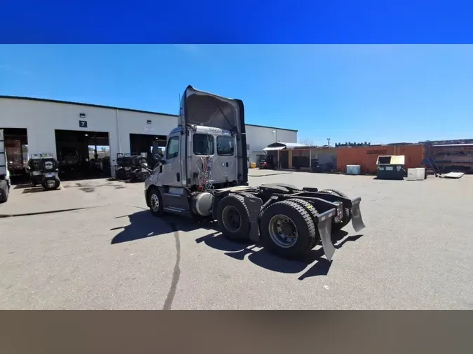 2020 Freightliner Cascadia 126