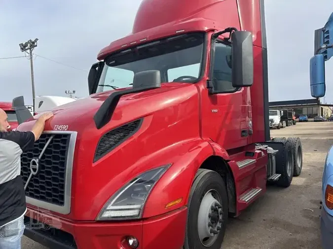 2021 VOLVO VNR64T300