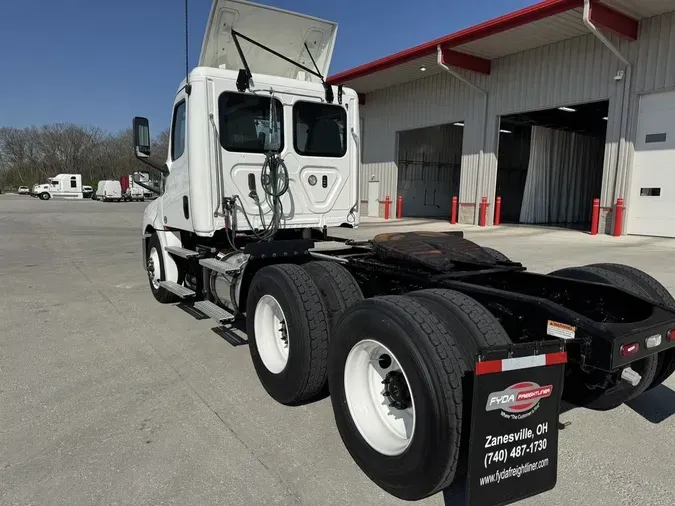 2020 Freightliner CASCADIA 126