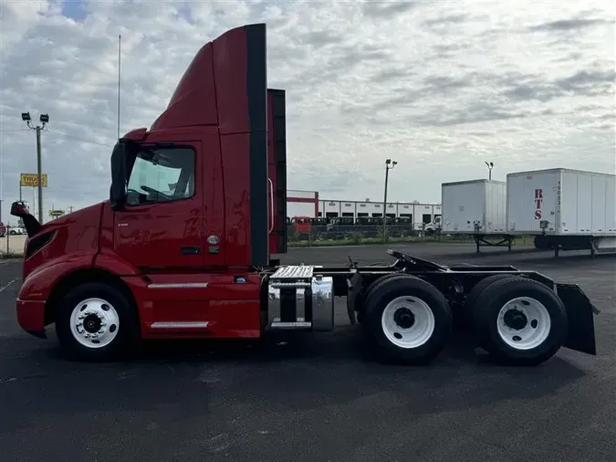 2020 VOLVO VNR300