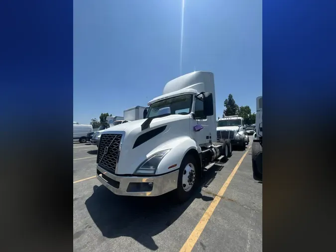 2019 VOLVO VNL64T-300