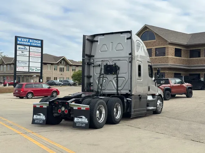 2022 FREIGHTLINER Cascadia 126
