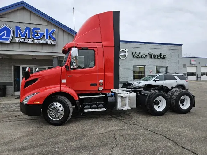 2019 VOLVO VNR64T300