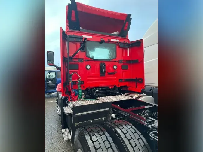 2025 VOLVO VNL64T300