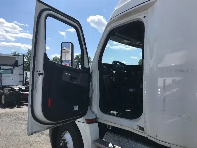 2019 Freightliner T12664ST