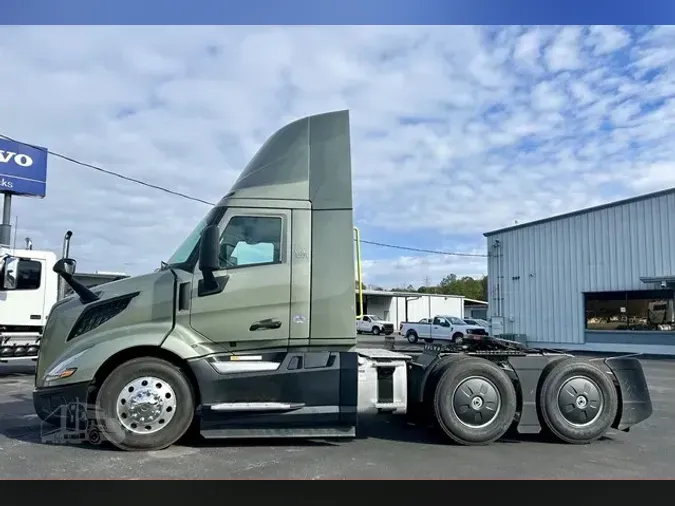 2025 VOLVO VNL64T300