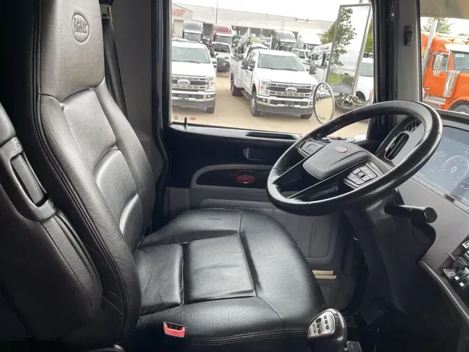 2022 Peterbilt 389